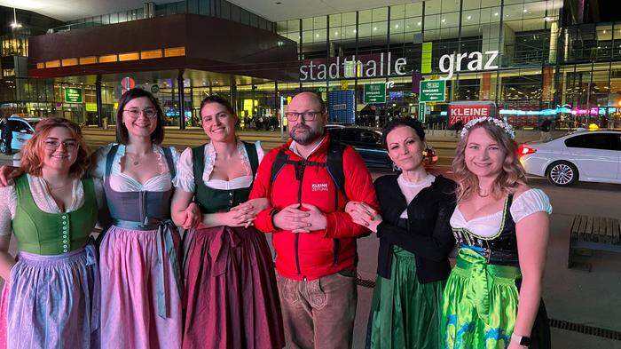 Unser Team ist bereit! Marie-Theres Jud, Anna-Maria Aichholzer, Daniela Brešćaković, Katrin Schwarz und Simone Rendl mit dem Fuchs im Korb, Fotograf Jürgen Fuchs