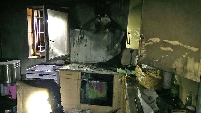 Der verruste Raum, nachdem der Brand gelöscht worden war