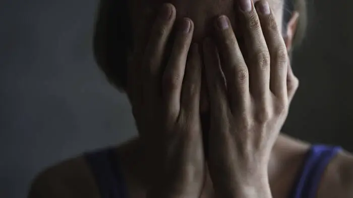 Frauen erleben quer über den Globus Gewalt 