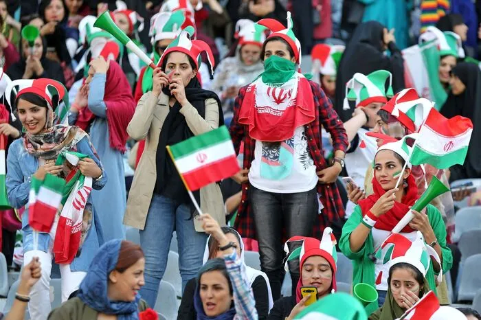  ... gegen Kambodscha am Donnerstag kamen Medienberichten zufolge zwischen 3.500 und 4.000 Frauen erstmals mit einem frei zu kaufenden Ticket ins 78.000 Zuschauer fassende Asadi Stadion in Teheran.  