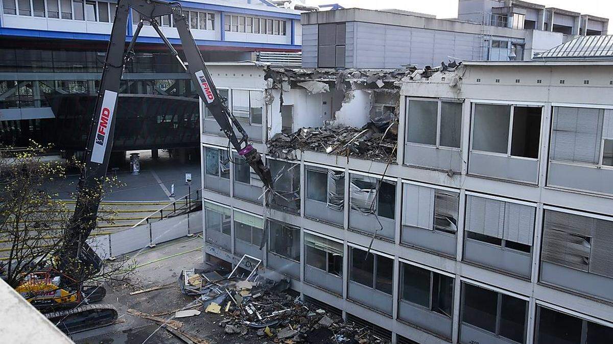 Dieser Teil der Grazer Uni-Bibliothek steht nicht mehr. Bei den Bauarbeiten wurde am Dienstag ein Arbeiter verletzt