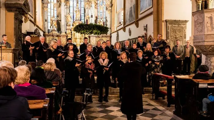 Mit wunderbaren Harfenklängen von Eveline Schuler wurde in der Villacher Stadthauptpfarrkirche der mittlerweile schon traditionelle „Stille Advent“ eingestimmt. Mit dabei waren heuer unter der Gesamtleitung von Richi Di Bernardo der A Capella-Chor Villach unter Leitung von Rita Hartmann sowie der Finanzchor Villach unter Leitung von Arno Kohlweg.