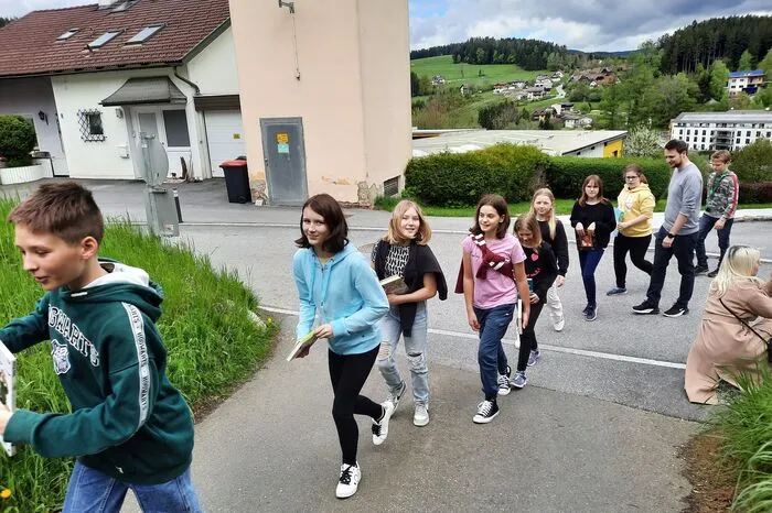 Rund 200 Kinderbücher wurden zum neuen Standort im Schloss Birkenstein gebracht.
