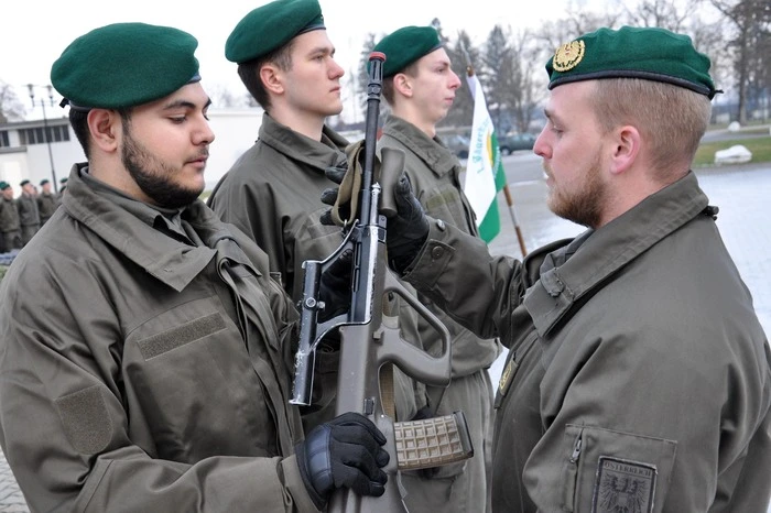 Übergabe des Sturmgewehr 77 durch den Einheitskommandanten