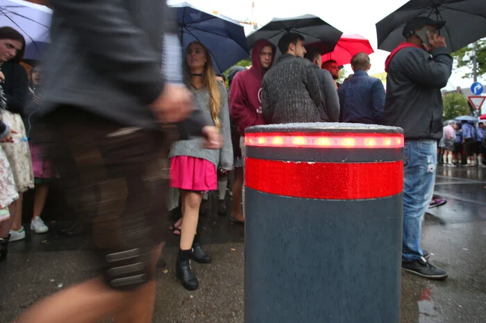 Wirtschaftsfaktor: Gut eine Milliarde Euro bringen die Besucher ein. Nach Umfragen und Berechnungen der Veranstalter gaben 5,9 Millionen Festbesucher im Jahr 2014 etwa 349 Millionen Euro direkt auf dem Oktoberfest für Fahrgeschäfte, Bier, Hendl und Co. aus - pro Person durchschnittlich 62,31 Euro. Auswärtige Besucher ließen für Einkäufe, Taxi oder öffentlichen Verkehrsmittel weitere 245 Millionen Euro in der Stadt. Für Übernachtungen gaben sie nochmals rund 434 Millionen Euro aus.  