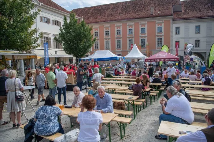 Programm gab es Samstagnachmittag auch am Freiheitsplatz ...