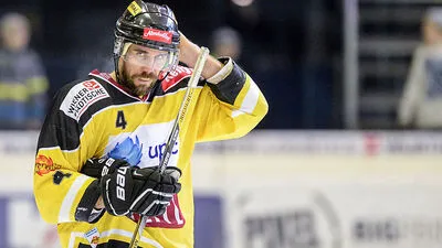 Vienna Capitals-Verteidiger Philippe Lakos wird auf dem Eis gefürchtet. Dem 35-jährigen Wiener wurde gegen Salzburg der Finger zertrümmert und beinahe abgetrennt