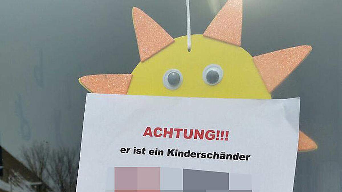 Auch vor Schulen und Kindergärten wurde das Plakat aufgehängt 