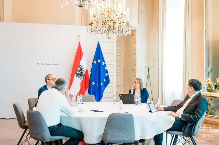 Politik-Ressortleiterin Veronika Dolna und der stv. Chefredakteur Michael Jungwirth im Gespräch mit Bundeskanzler Karl Nehammer.