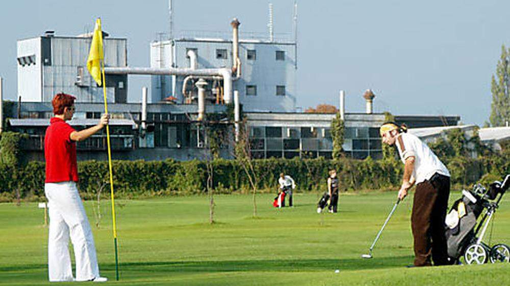 Golfen in Puntigam, mit Blick auf benachbarte Industriebetriebe