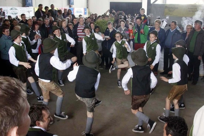Wie die Auftritte von „Paul und Sperrmüllfranz“, „Die Fidelen Jungsteirer“ oder  „Elvis-Revival-Show“.