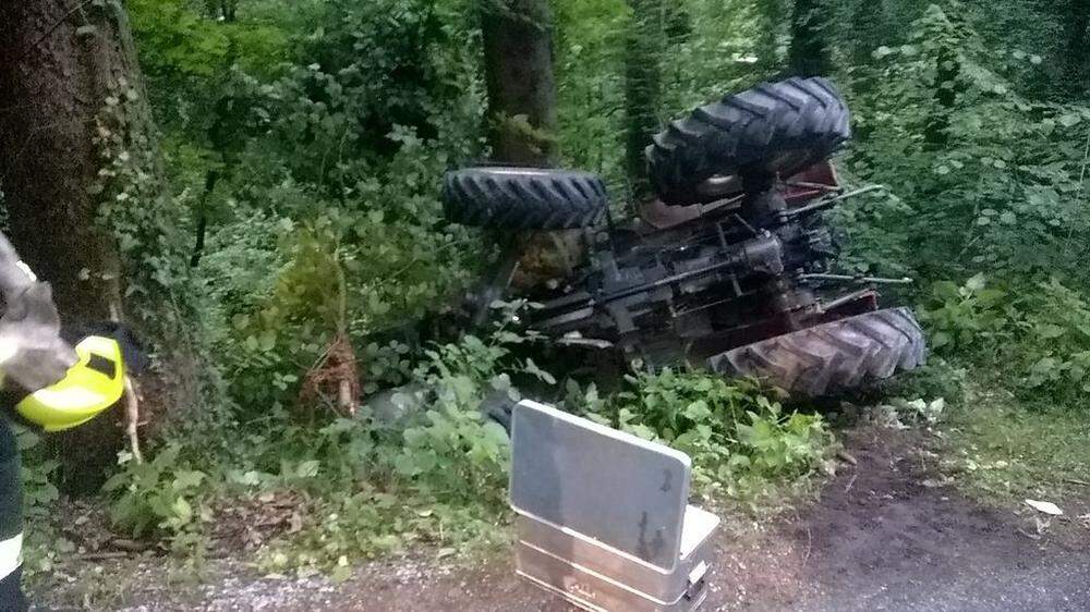 In Ligist stürzte ein Lenker mit seinem Traktor in den Wald
