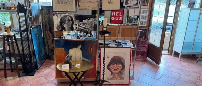 Mehrere Erinnerungsstücke wie Fotos und Dekoartikel sind zusammengestellt