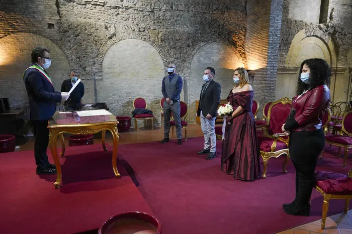 Doch viele sind nicht gewillt, ihre Pläne deshalb zu verwerfen. In Rom wurde heute auch geheiratet.