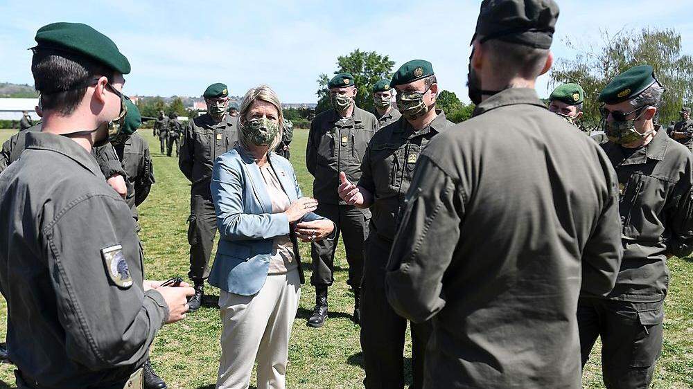 Klaudia Tanner mit niederösterreichischen Milizsoldaten