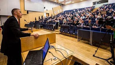 Rechtsexperte Michael Potacs im Hörsaal der Universität Klagenfurt