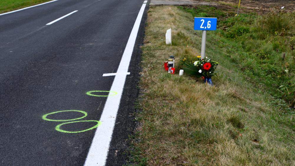 Blumen und Kerzen im Gedenken an das Opfer am damaligen Unfallort