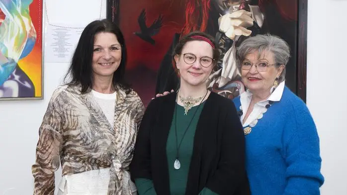 Mit einer Ausstellung zum internationalen Weltfrauentag eröffnete die Stadtgalerie Judenburg die Saison 2026.  Zu sehen ist die Schau „Fantasie & Realität, Frau & Kind“ der Künstlerin Annika Korbitsch (M.). Im Bild mit Karoline Straner vom Stadtmarketing und Gabriele Nunner von der Stadtgalerie (r.)