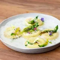 Bärlauchravioli mit einer Parmesanemulsion