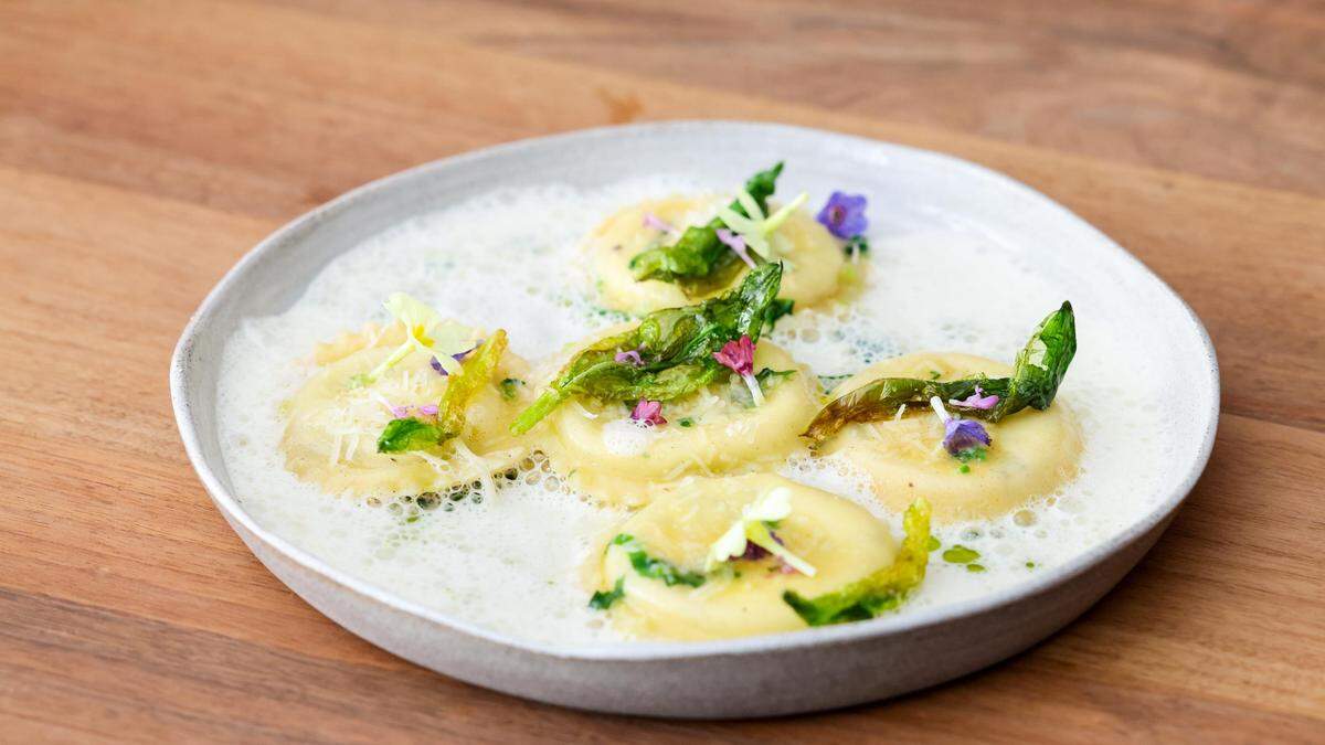 Bärlauchravioli mit einer Parmesanemulsion