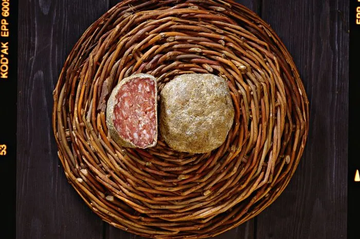 Pordenone, eine Stadt der Genüsse. La Pitina ist geräuchertes Fleisch, das 15 Tage getrocknet wird