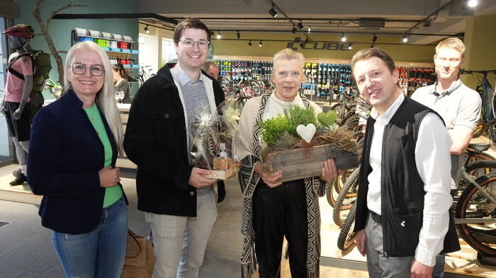 Eine der ersten Gratulanten waren Vizebürgermeisterin Angelika Hinteregger, Stadtrat Lukas Gradnitzer und Ursula Raunegger 