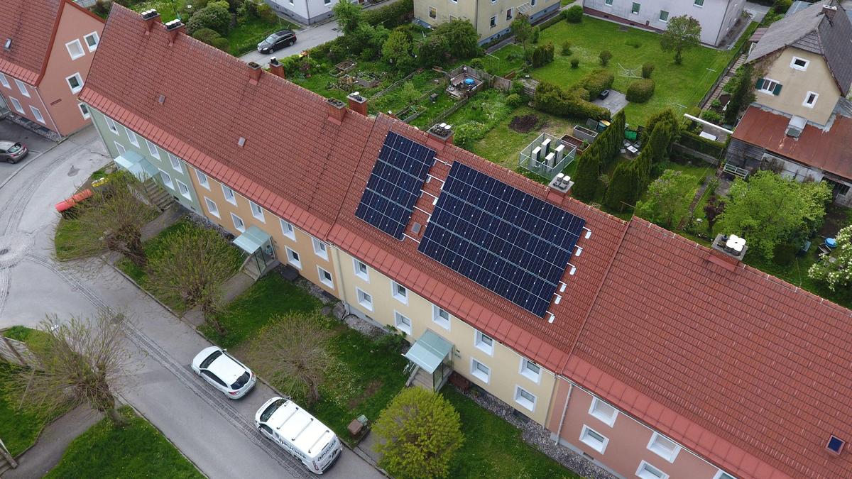 Eine PV-Anlage auf dem Dach liefert die Energie für die Luft-Wasser-Wärmepumpen in der „Südtiroler Siedlung“ in Liezen. Fossile Einzelöfen wurden verbannt