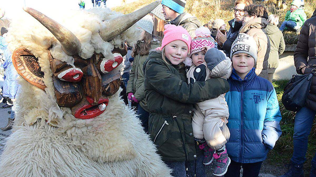 Einer der Krampusse mit Emelie, Mia, Alexandra