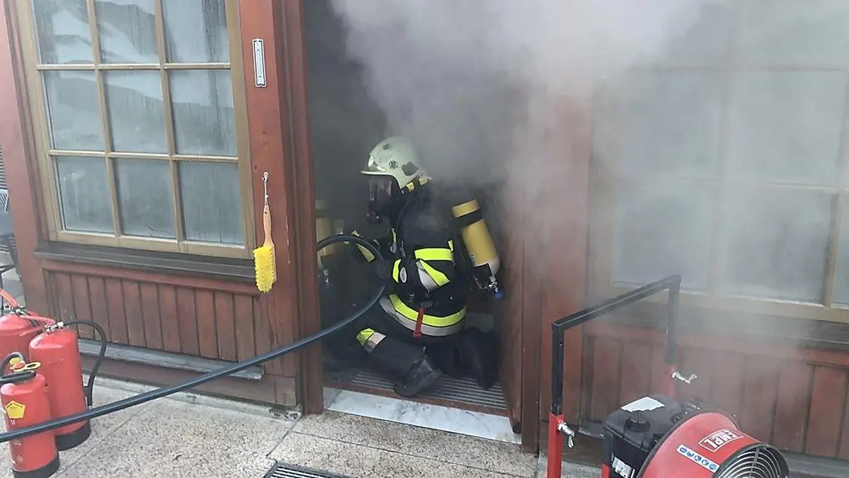 Starke Rauchentwicklung: Ein Vordringen der Einsatzkräfte war nur mit schwerem Atemschutz möglich