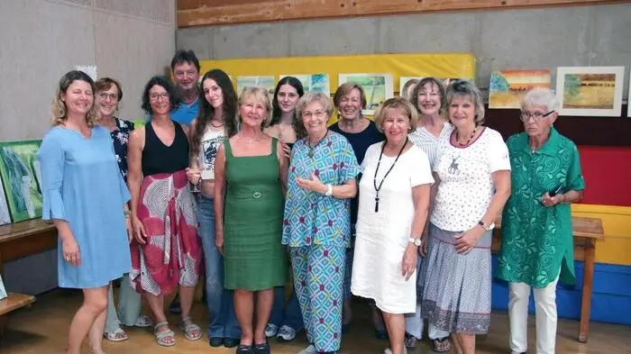 Bereits zum 38. Mal leitete die Grazer Künstlerin Helga Hudin die Malwoche in Hirschegg. Die 15 Teilnehmerinnen malten in der Volksschule zu Texten nach Friederike Mayröcker.