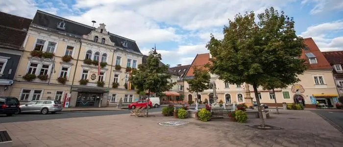 Weitwinkelaufnahme von einem Hauptplatz einer kleinen mitteleuropäischen Stadt.