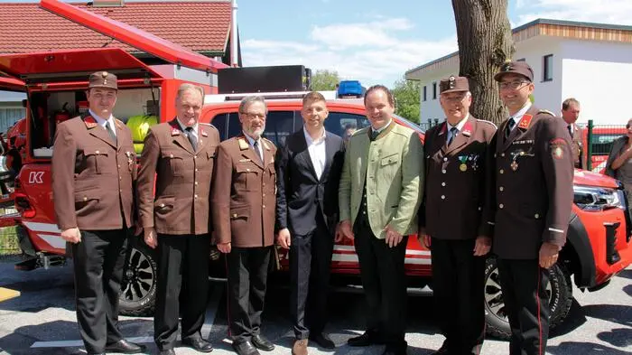 Bei sommerlichen Temperaturen und strahlend blauem Himmel trafen sich zahlreiche Festgäste im Bereich der Mittelschule Krottendorf, um das neue Einsatzfahrzeug offiziell in Betrieb zu nehmen und zu segnen. Nach der Defilierung und musikalischen Grüßen des Musikvereins Ligist-Krottendorf wurde der Festakt von Feuerwehrkommandant Gernot Marhold mit Grußworten eröffnet. Pastoralreferent Martin Rapp segnete im Anschluss das neue Berglandlöschfahrzeug BLF-C mit dem dazugehörigen Brandcontainer, Technikcontainer und Waldbrandcontainer. 