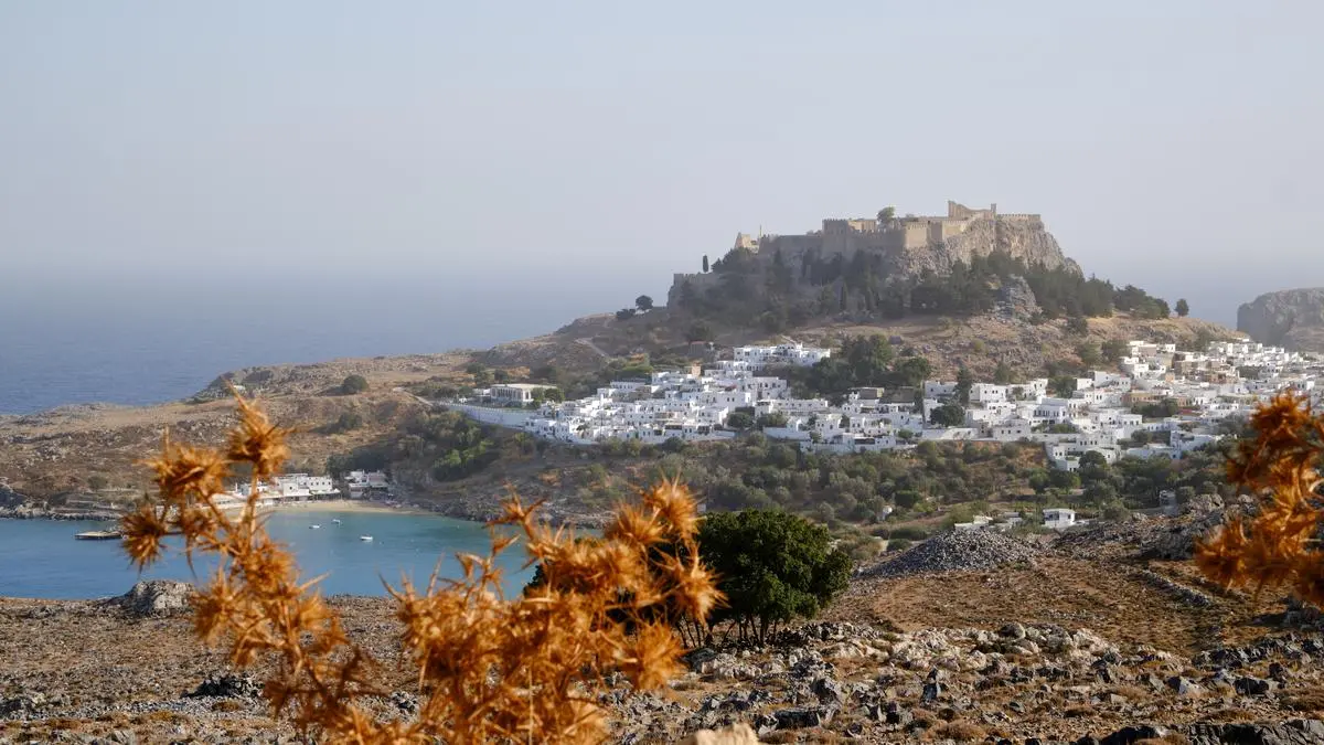 Die Akropolis von Lindos im Süden der Insel Rhodos