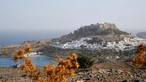 Die Akropolis von Lindos im Süden der Insel Rhodos