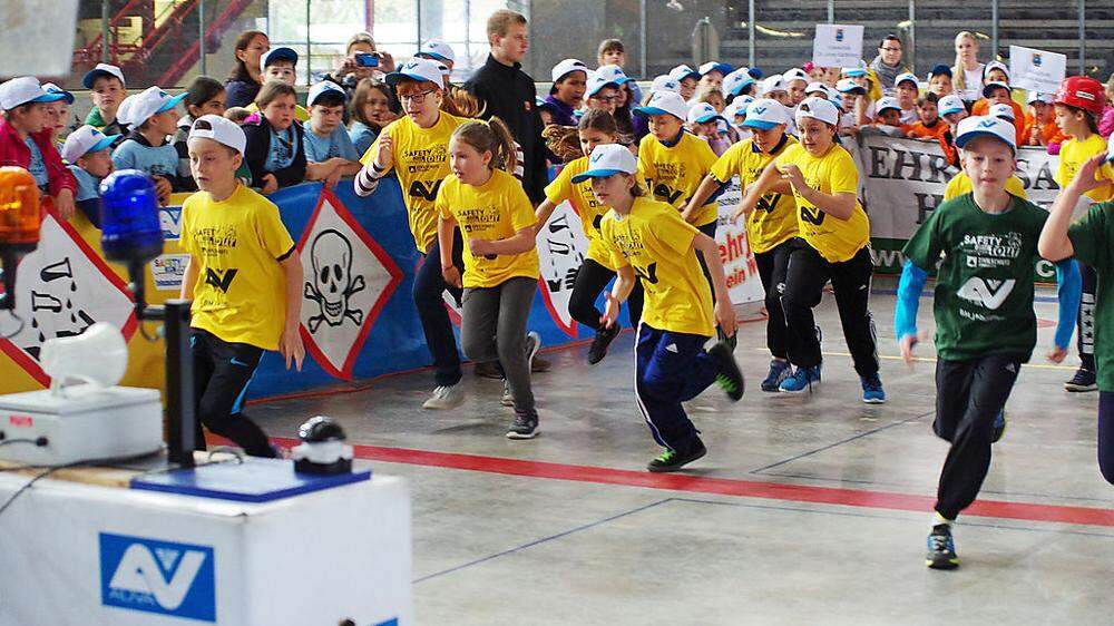 Schnelligkeit, Geschicklichkeit und vor allem Wissen sind bei der Kindersicherheits-Olympiade gefragt	