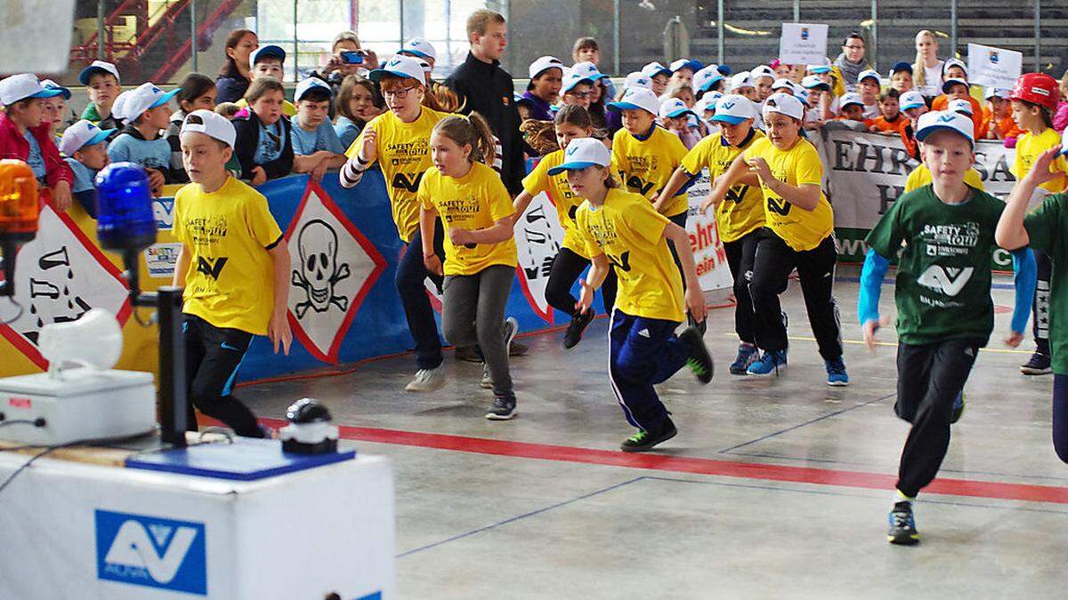 Schnelligkeit, Geschicklichkeit und vor allem Wissen sind bei der Kindersicherheits-Olympiade gefragt	