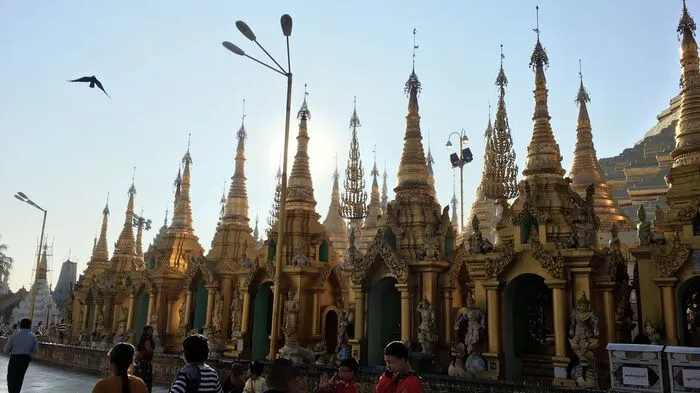Myanmar befindet sich im Wandel. Dem ursprünglichen Asien begegnet noch, wer auf unausgetretenen Wegen wandelt.