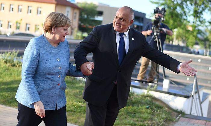 Hand in Hand: Angela Merkel mit Gastgeber Boyko Borissov