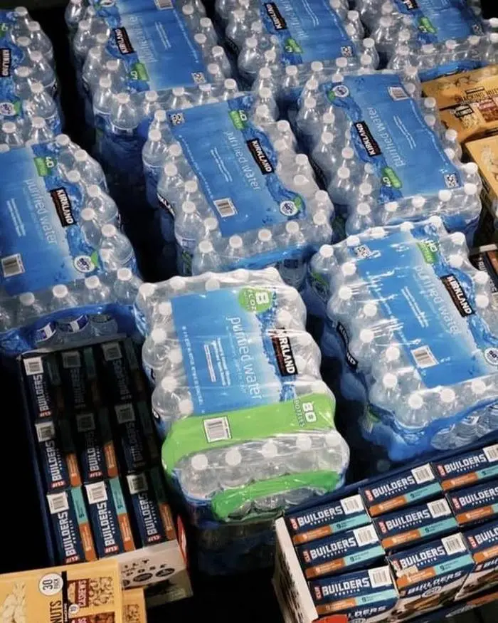 Jazz Egger organisiert Wasser und Essen für Betroffene