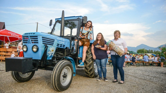 In Obersammelsdorf das traditionelle Turnersee-Fest statt. Dieses Jahr verwandelten die Maturantinnen Nina Maurel, Rebecca Sadjak und Victoria Steinkellner das Fest in einen regionalen „Street Food Market“.