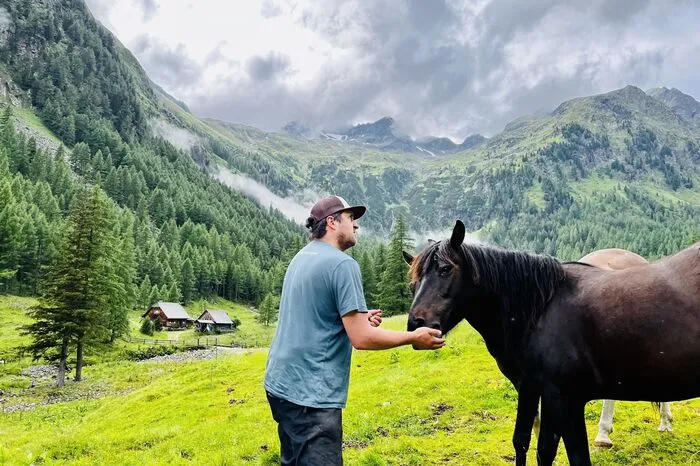 ...und mit Huzulpferden auf seiner Alm