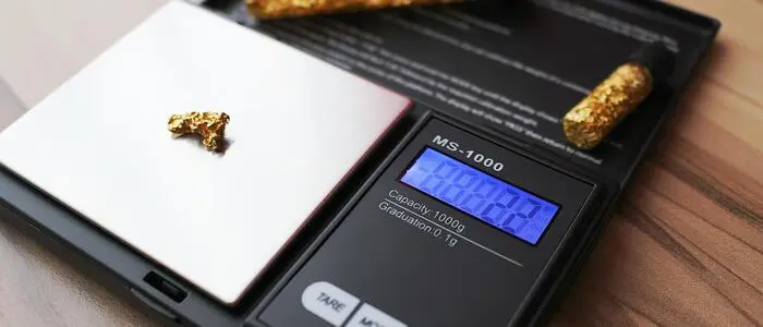 Die beiden Angeklagten schmolzen gestohlene Goldbestandteile von Leiterplatten zu Goldnuggets.