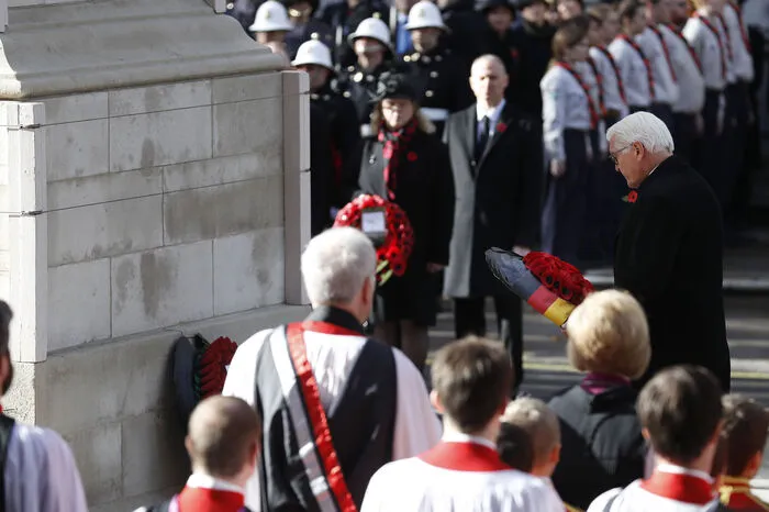 Steinmeier nahm gemeinsam mit dem britischen Thronfolger Prinz Charles an der Zeremonie teil. Charles legte als erster seinen Kranz im Namen von Königin Elizabeth II. am "Cenotaph" genannten Ehrenmal im Zentrum Londons nieder. Die 92-jährige Königin folgte dem Geschehen von einem nahen Balkon aus.