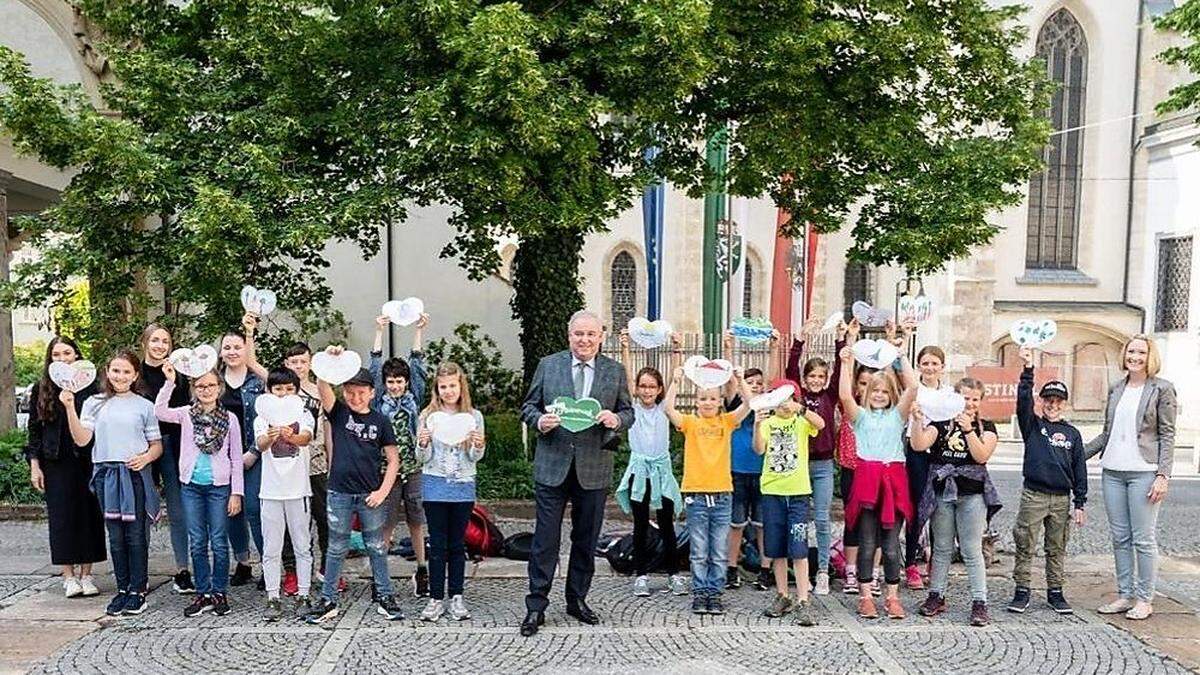 Die Schüler und Lehrer der 4B-Klasse der VS Großklein mit Landeshauptmann Hermann Schützenhöfer