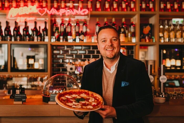 Bittet zu Tisch: Philipp Zinggl, Geschäftsführer von Vapiano Österreich.