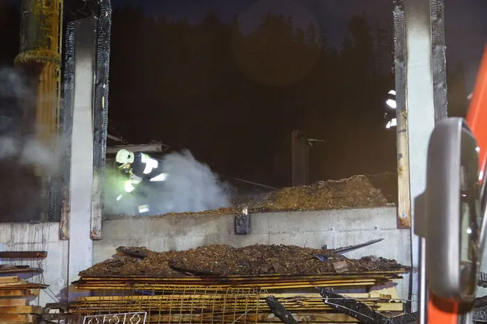 ... immer wieder musste die Feuerwehr Glutnester löschen.