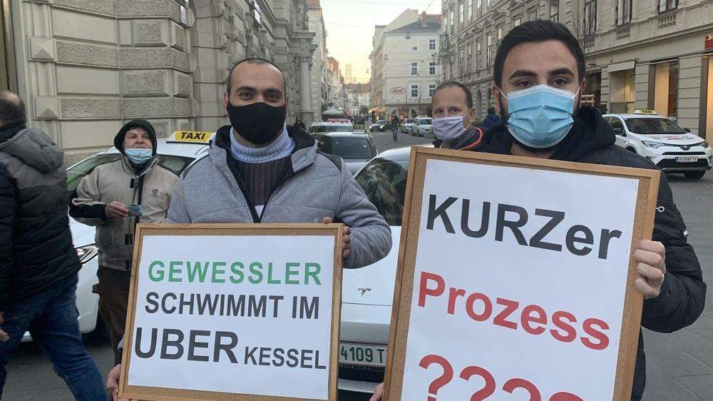 Die Interessensgemeinschaft Grazer Taxi lud am Montagnachmittag zum Protest, rund 400 Autos folgten dem Aufruf