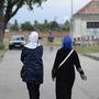 Zwei Frauen mit Kopftuch in Traiskirchen | Zuletzt stellten ungewöhnlich viele Frauen und Mädchen Asylanträge.
