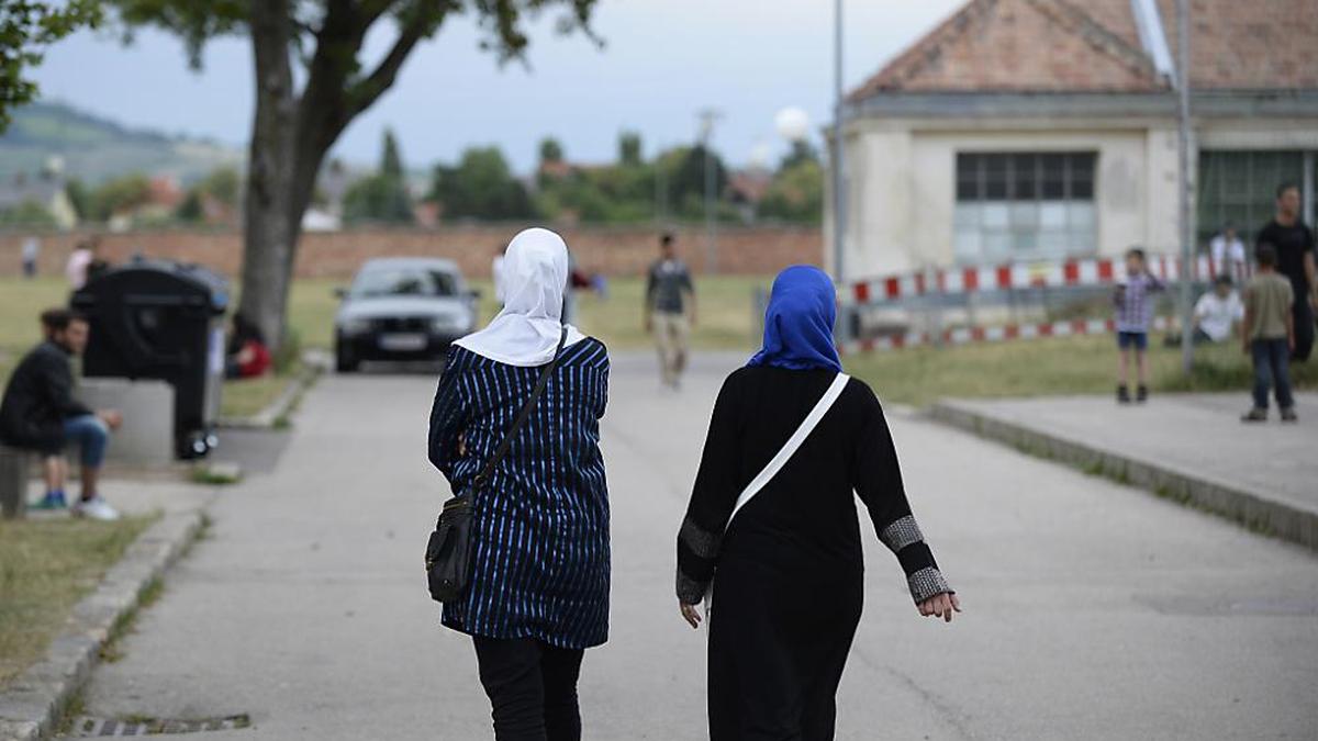 Zwei Frauen mit Kopftuch in Traiskirchen | Zuletzt stellten ungewöhnlich viele Frauen und Mädchen Asylanträge.