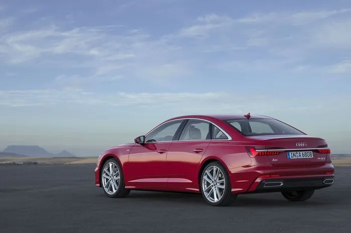 Zum Start im Juni gibt es den A6 mit vier Motoren – einem Benziner und drei Diesel. Der 3.0 TFSI ist ein V6-Turbo mit 340 PS und 500 Newtonmetern und marschiert mit der Limousine bis zur elektronisch begrenzten Spitzengeschwindigkeit von 250 km/h. Der 3.0 TDI ist ebenfalls ein V6 und stemmt in der Ausführung mit 286 PS 620 Newtonmeter Drehmoment auf die Kurbelwelle. Die schwächere Variante ist auf 231 und 500 Newtonmeter gedrosselt. Den Einstieg bildet der Vierzylinder-Diesel mit 204 PS und 400 Newtonmetern.
